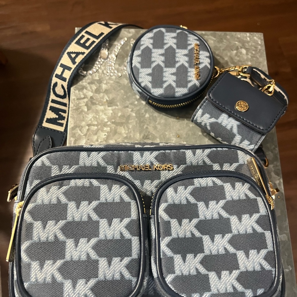 Like new! Michael Kors JetSet crossbody.